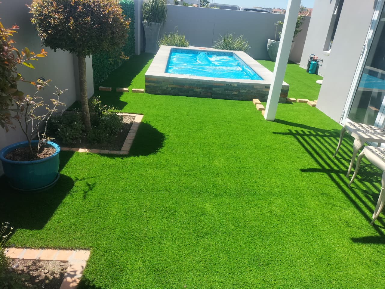 Low‑maintenance artificial lawn area